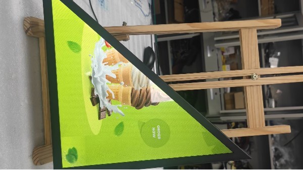 揭秘異形廣告機(jī)：革新傳播的5大特征！